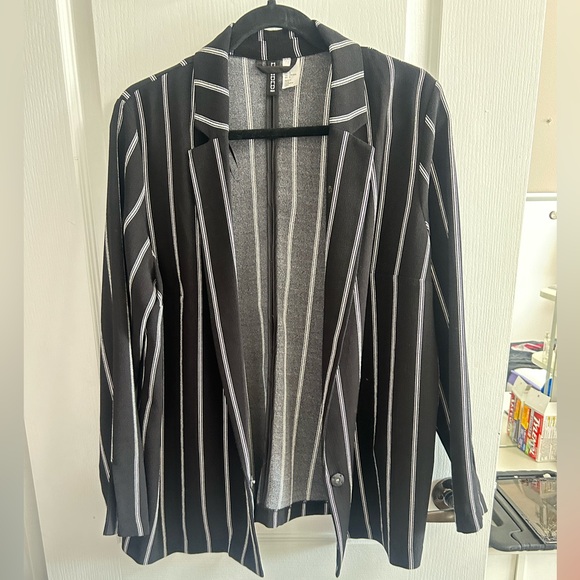 Black and white stripped blazer only worn once, in perfect condition - Picture 1 of 3